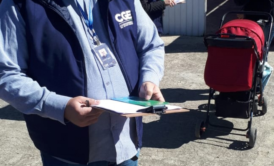 agentes do controle social e da ouvidoria da CGE entrevistam beneficiários do cartão comida boa.