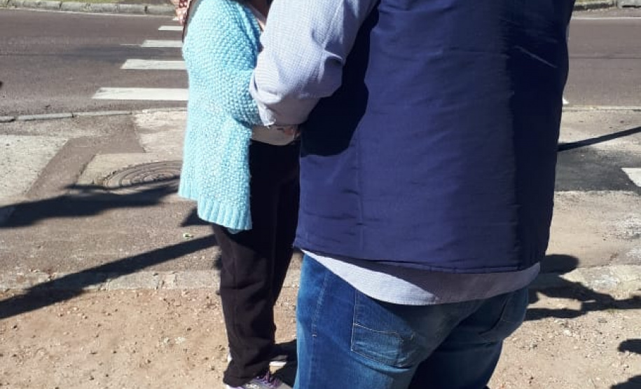 agentes do controle social e da ouvidoria da CGE entrevistam beneficiários do cartão comida boa.