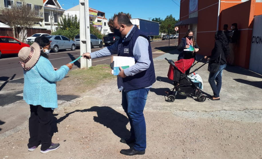 agentes do controle social e da ouvidoria da CGE entrevistam beneficiários do cartão comida boa.