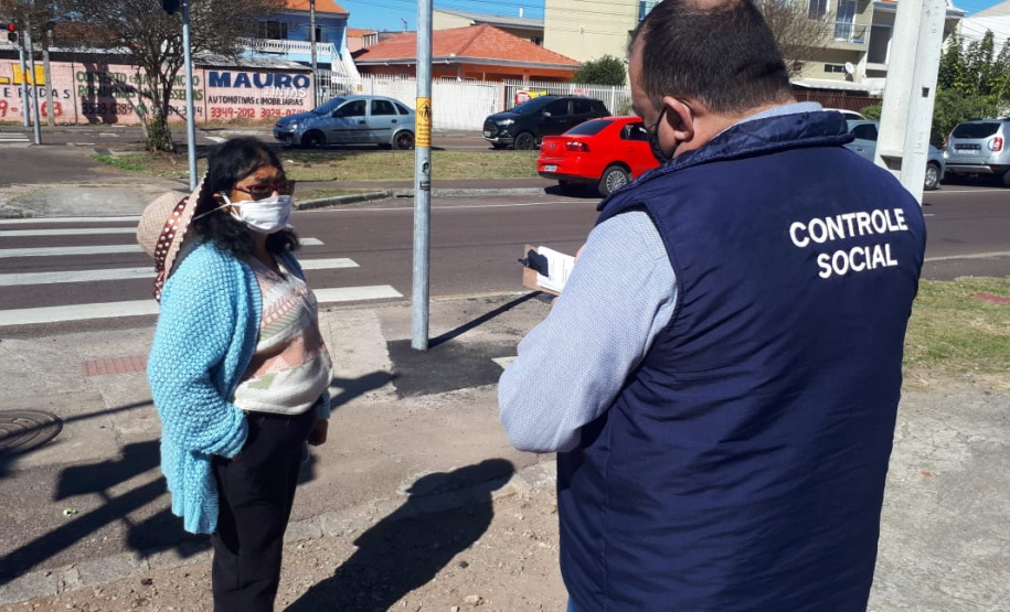 agentes do controle social e da ouvidoria da CGE entrevistam beneficiários do cartão comida boa.