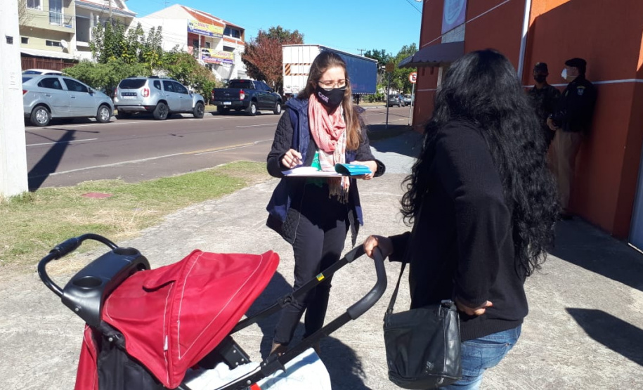 agentes do controle social e da ouvidoria da CGE entrevistam beneficiários do cartão comida boa.