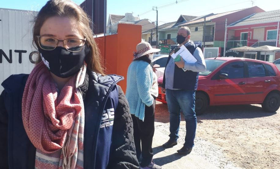 agentes do controle social e da ouvidoria da CGE entrevistam beneficiários do cartão comida boa.