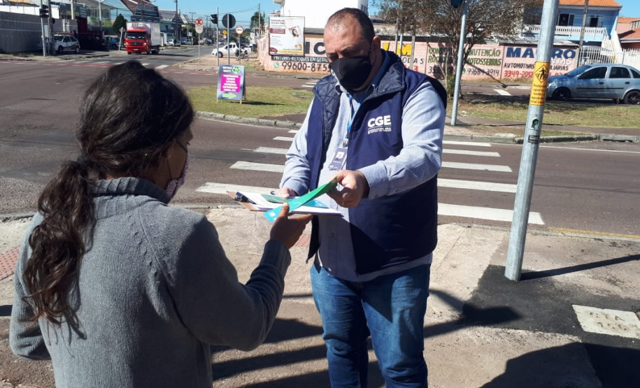 agentes do controle social e da ouvidoria da CGE entrevistam beneficiários do cartão comida boa.