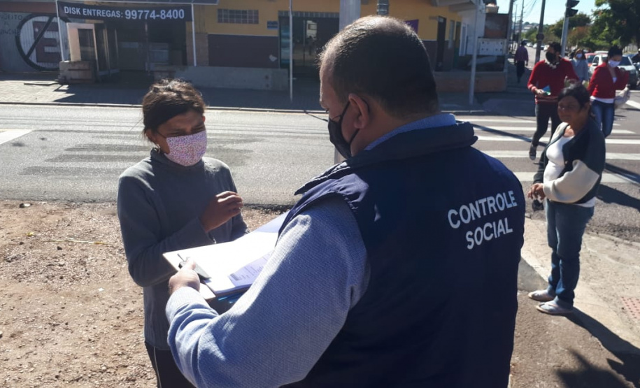 agentes do controle social e da ouvidoria da CGE entrevistam beneficiários do cartão comida boa.