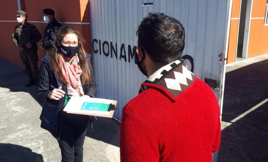 agentes do controle social e da ouvidoria da CGE entrevistam beneficiários do cartão comida boa.