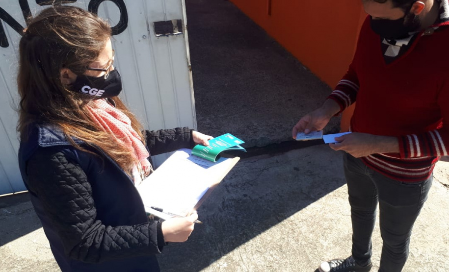agentes do controle social e da ouvidoria da CGE entrevistam beneficiários do cartão comida boa.