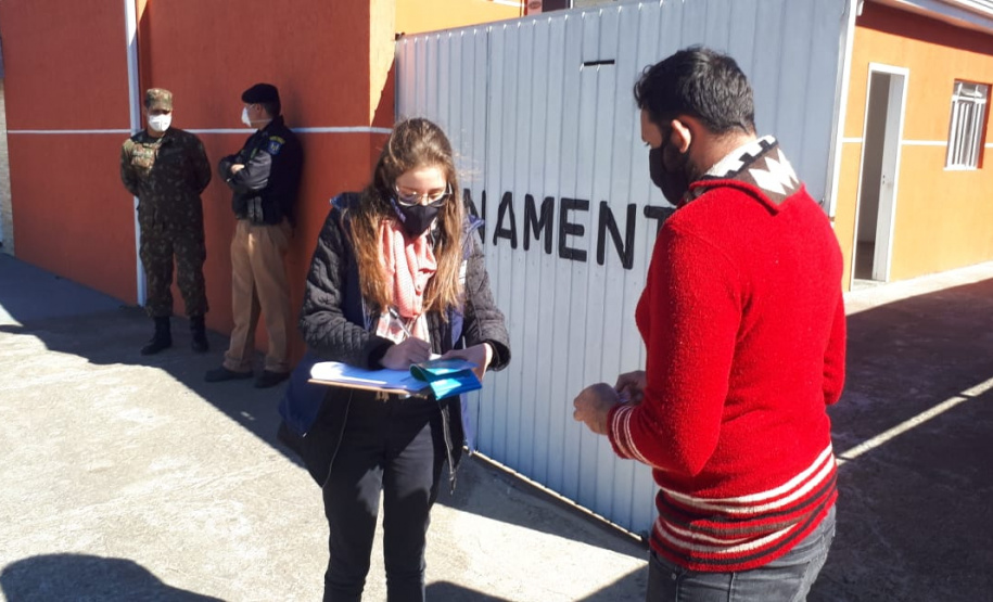 agentes do controle social e da ouvidoria da CGE entrevistam beneficiários do cartão comida boa.