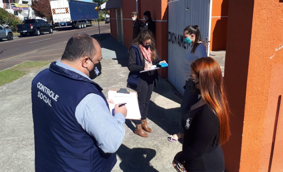 agentes do controle social e da ouvidoria da CGE entrevistam beneficiários do cartão comida boa.