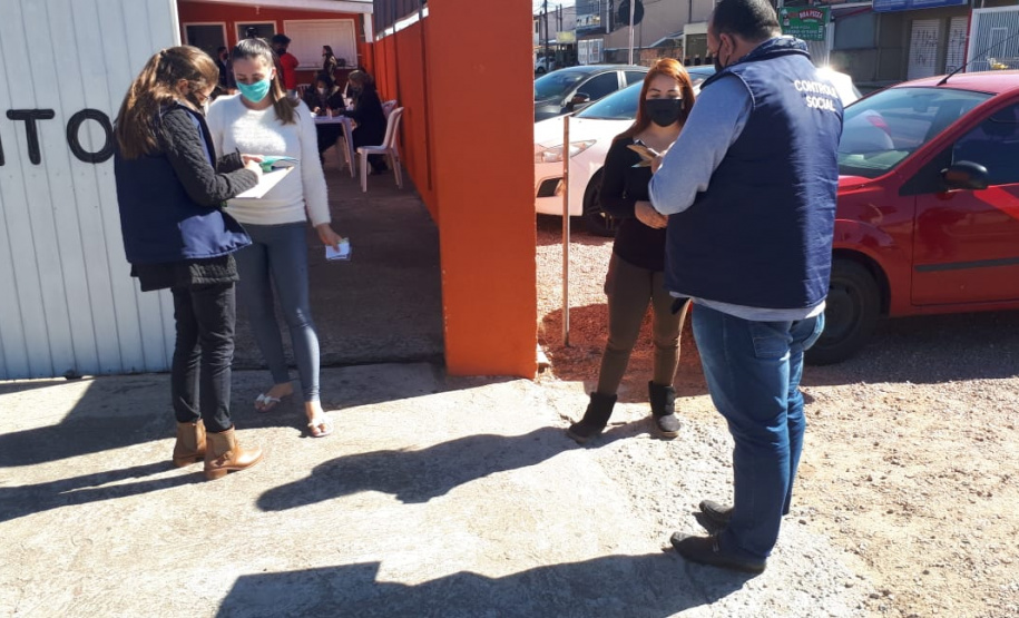 agentes do controle social e da ouvidoria da CGE entrevistam beneficiários do cartão comida boa.