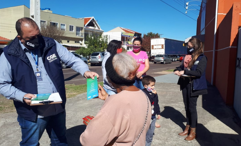 agentes do controle social e da ouvidoria da CGE entrevistam beneficiários do cartão comida boa.