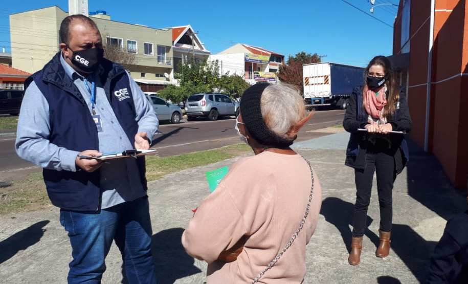 agentes do controle social e da ouvidoria da CGE entrevistam beneficiários do cartão comida boa.