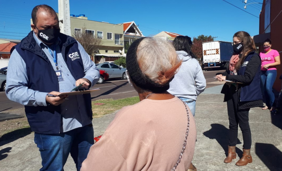 agentes do controle social e da ouvidoria da CGE entrevistam beneficiários do cartão comida boa.