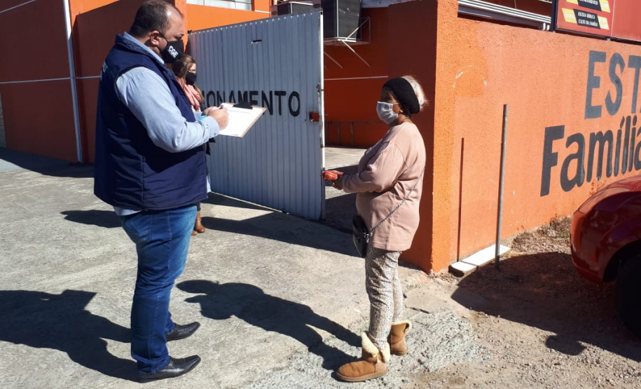 agentes do controle social e da ouvidoria da CGE entrevistam beneficiários do cartão comida boa.
