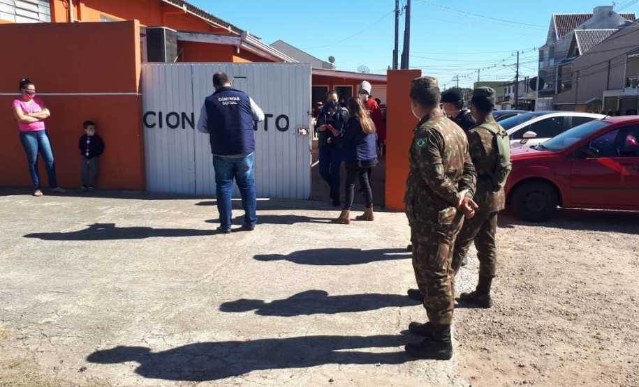 agentes do controle social e da ouvidoria da CGE entrevistam beneficiários do cartão comida boa.
