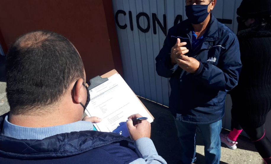 agentes do controle social e da ouvidoria da CGE entrevistam beneficiários do cartão comida boa.