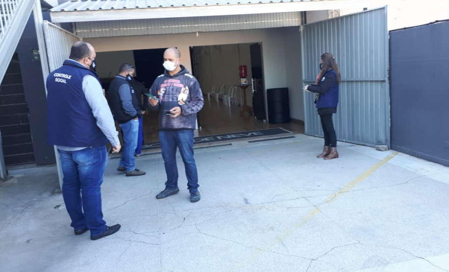 agentes do controle social e da ouvidoria da CGE entrevistam beneficiários do cartão comida boa.