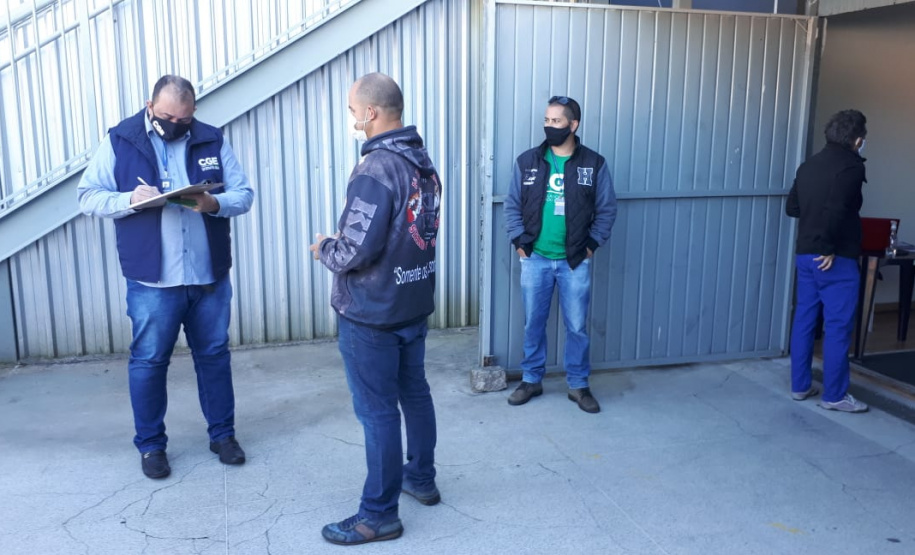 agentes do controle social e da ouvidoria da CGE entrevistam beneficiários do cartão comida boa.