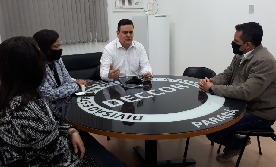 reunião na Divisão Estadual de Combate à Corrupção