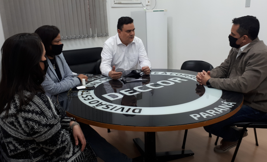 reunião na Divisão Estadual de Combate à Corrupção