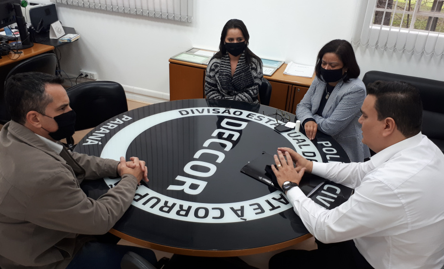 reunião na Divisão Estadual de Combate à Corrupção