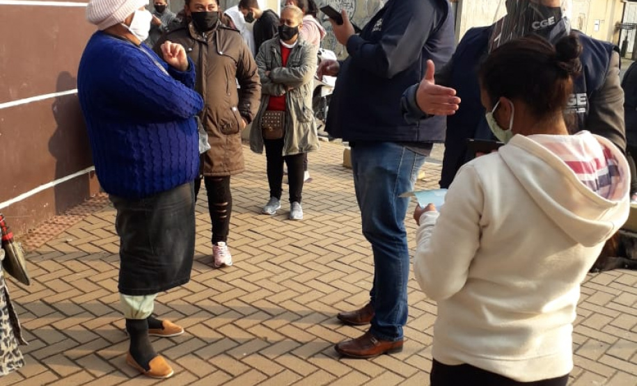 Equipe da CGE Itinerante entrevista pessoas.