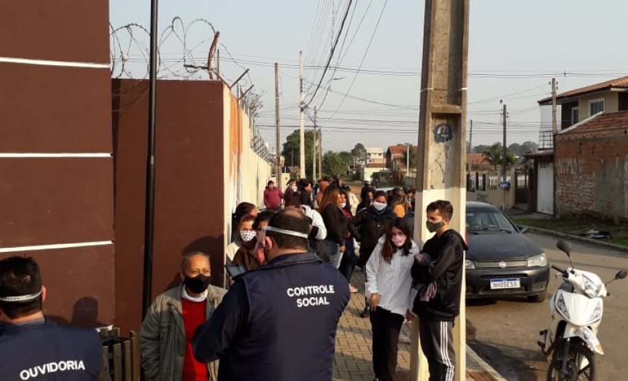 Equipe da CGE Itinerante entrevista pessoas.