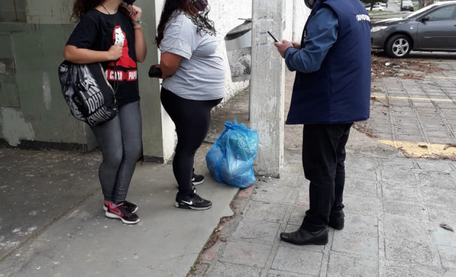 Equipe da CGE Itinerante entrevista pessoas.