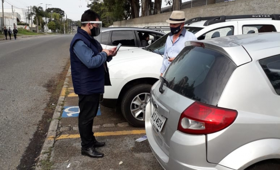 Equipe da CGE Itinerante entrevista pessoas.