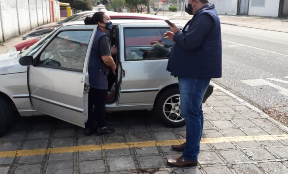 Equipe da CGE Itinerante entrevista pessoas.