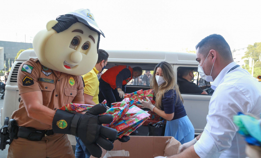 Raul Siqueira e a primeira-dama Luciana Massa recolhem brinquedos no Paraná Piá