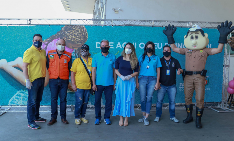 Raul Siqueira e a primeira-dama Luciana Massa recolhem brinquedos no Paraná Piá