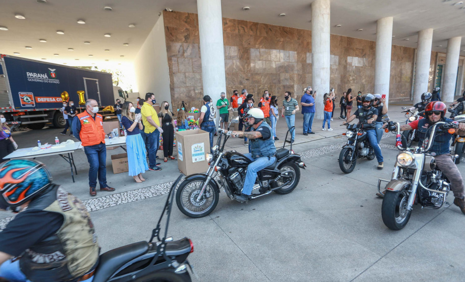 Raul Siqueira e a primeira-dama Luciana Massa recolhem brinquedos no Paraná Piá