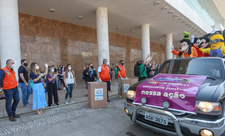 carro chegando para doar brinquedos