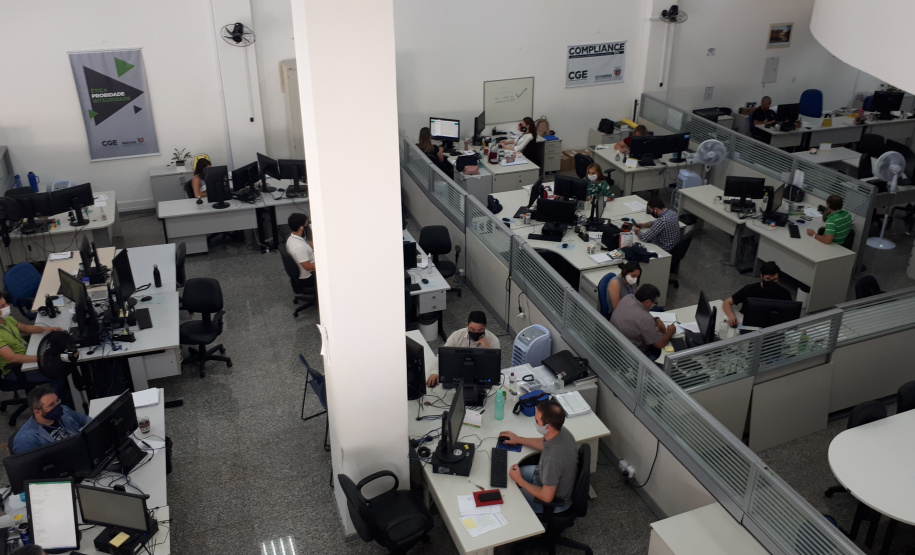 Servidores trabalhando