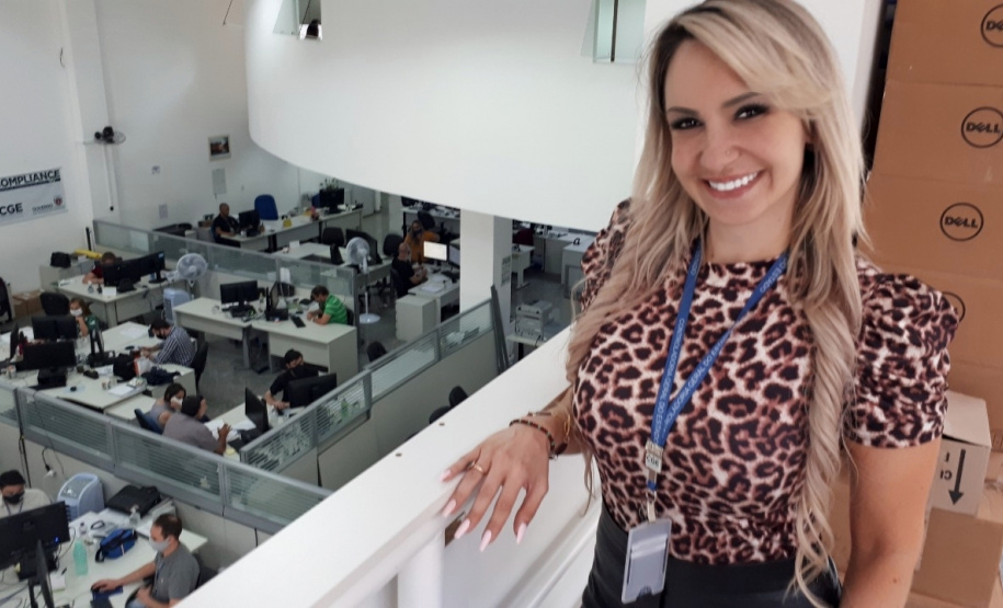 Vanessa com equipe da CGE ao fundo