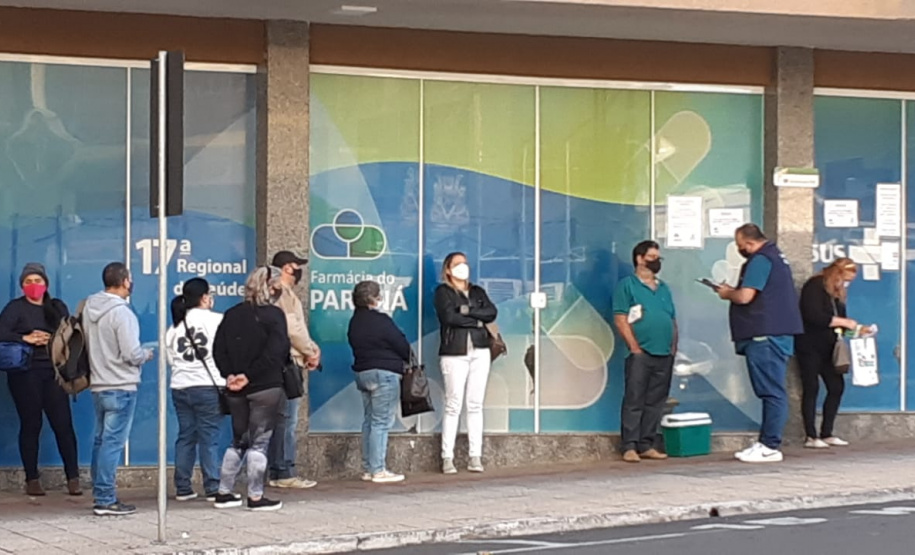 Trabalho da CGE itinerante entrevistando pessoas.