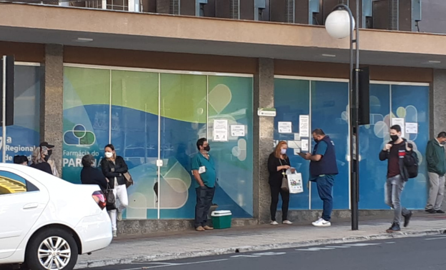 Trabalho da CGE itinerante entrevistando pessoas.