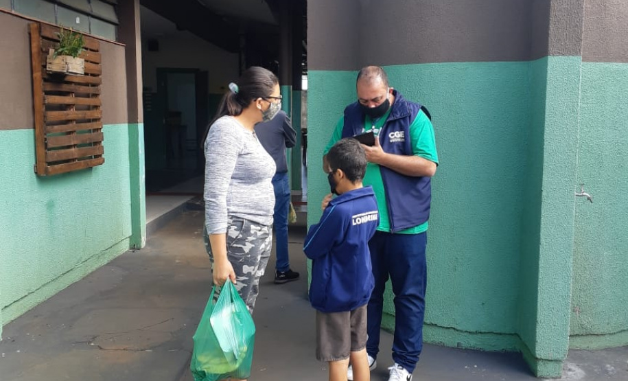Trabalho da CGE itinerante entrevistando pessoas.
