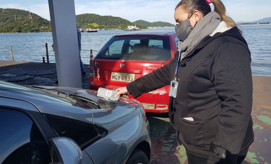 servidora retira prisma de carro