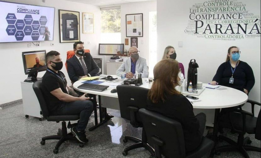 Apresentação do vídeo para o controlador-geral Raul Siqueira