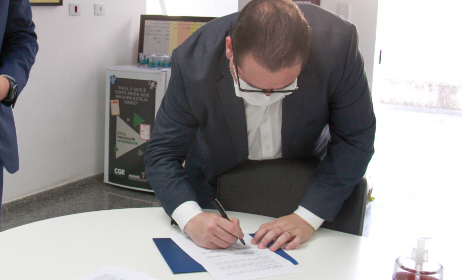 Neto assina o documento