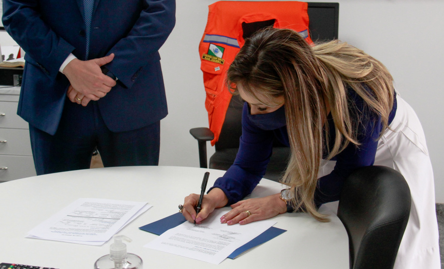 Mirian assina o documento