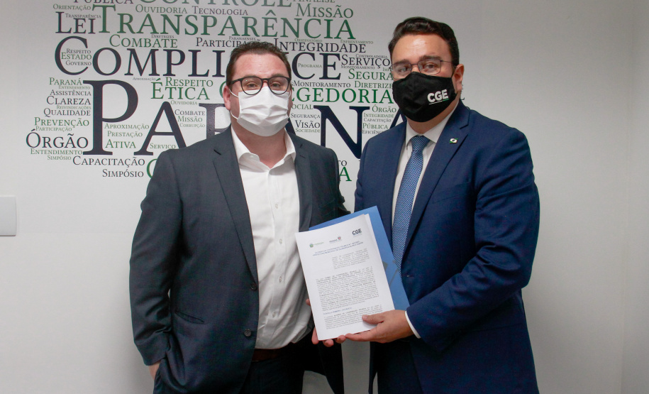 neto e Raul apresentam documento