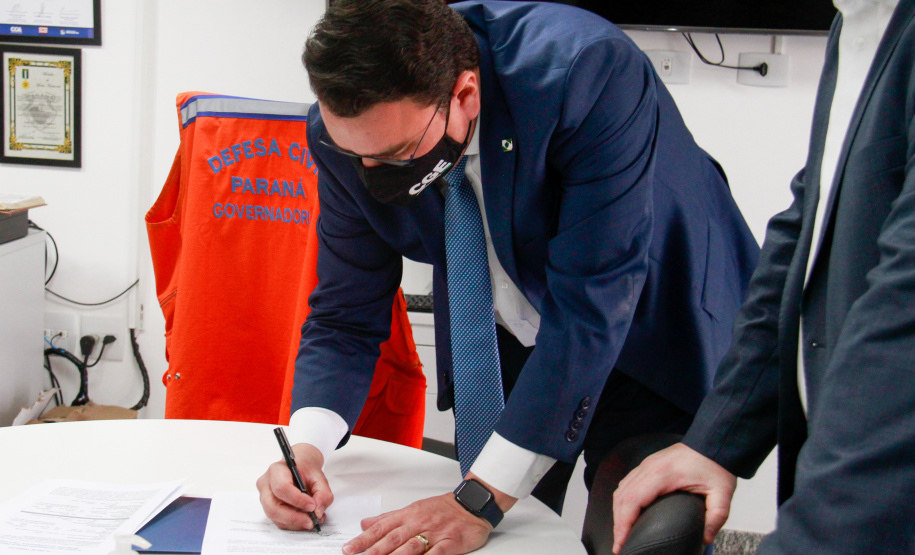 Raul assina o documento