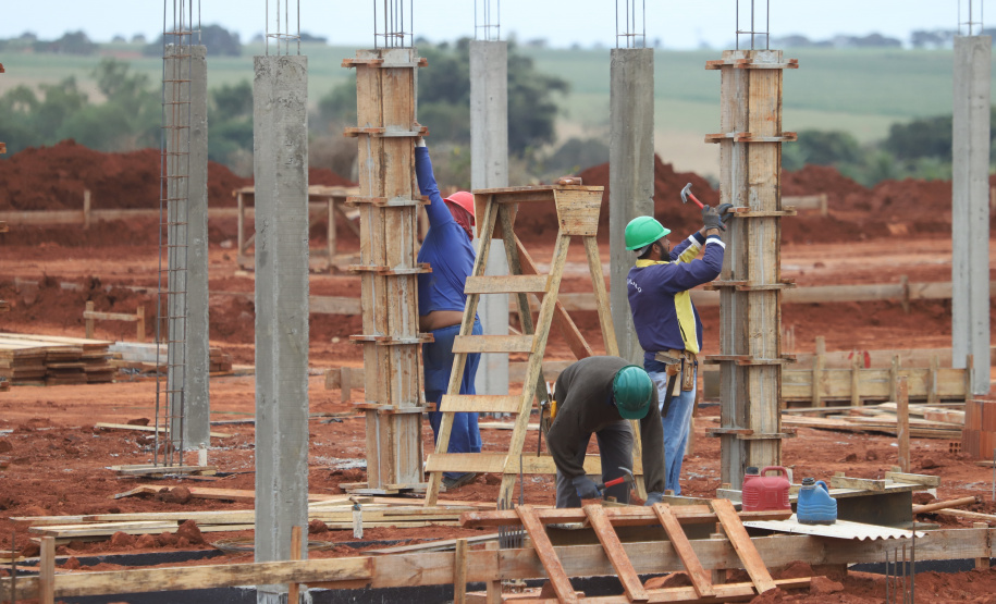 operários trabalhando