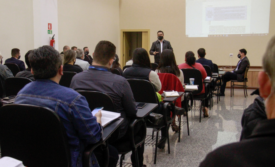 instrutoes e servidores fazem o curso sobre e-prevenção