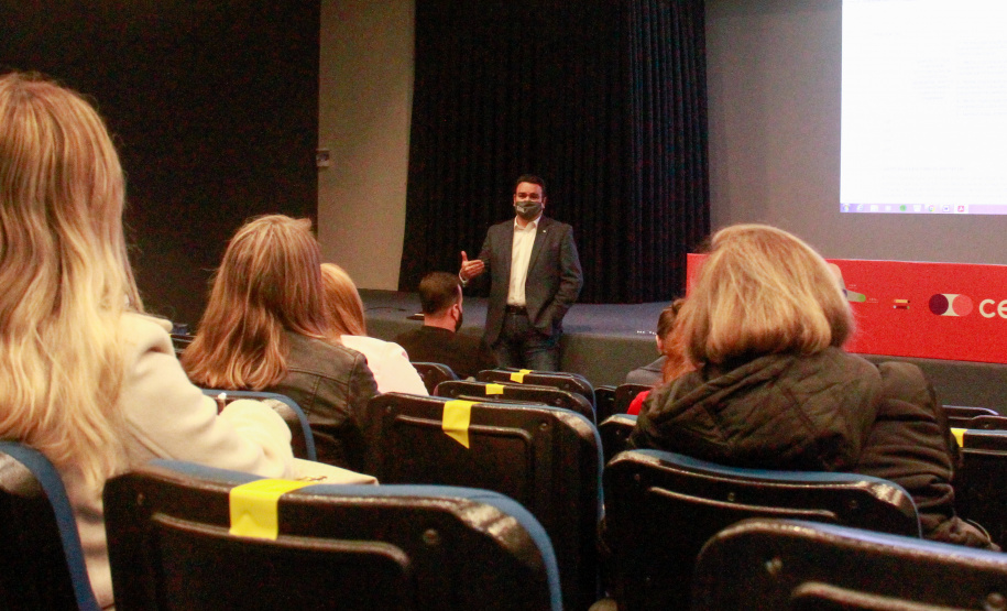 instrutoes e servidores fazem o curso sobre e-prevenção