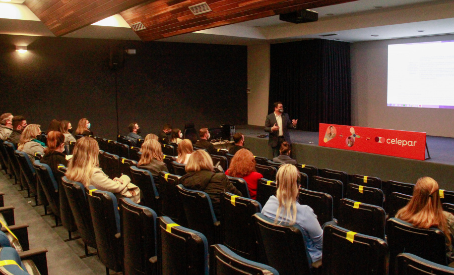 instrutoes e servidores fazem o curso sobre e-prevenção