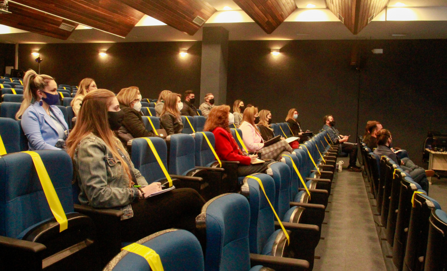 instrutoes e servidores fazem o curso sobre e-prevenção