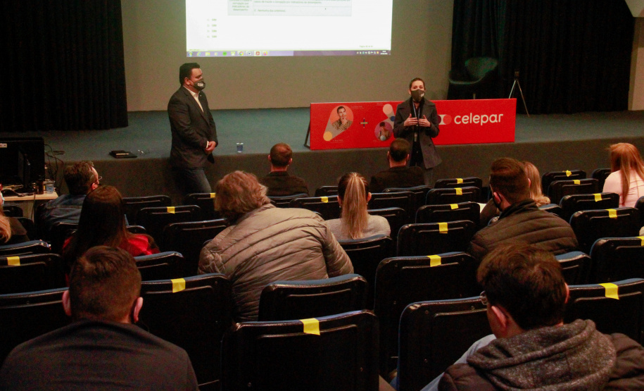 instrutoes e servidores fazem o curso sobre e-prevenção